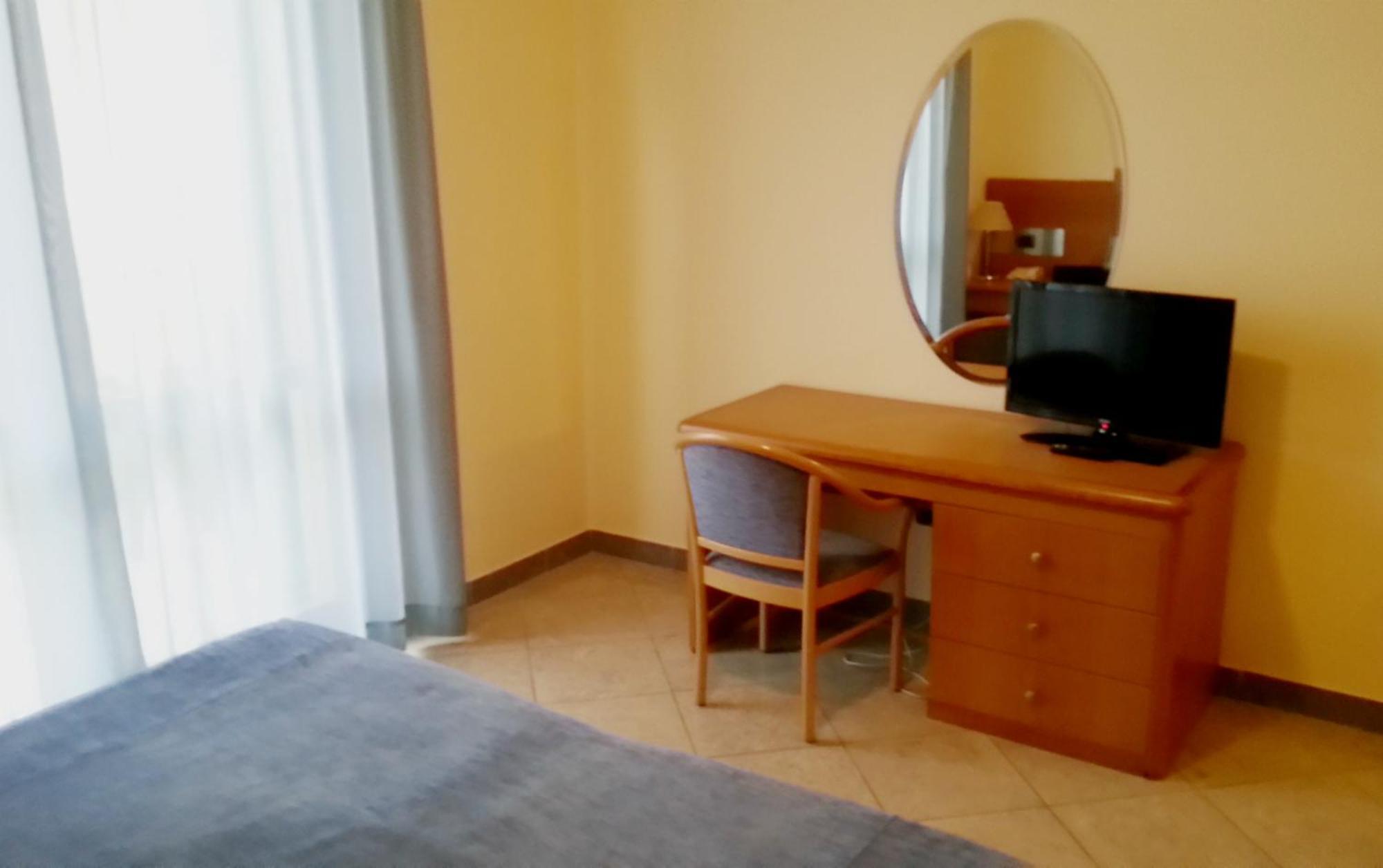 טירניה Continental Resort חדר תמונה