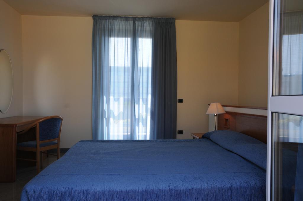 טירניה Continental Resort מראה חיצוני תמונה