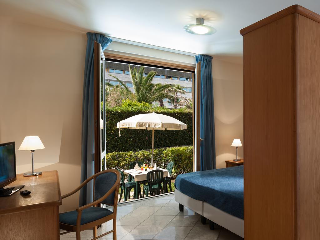 טירניה Continental Resort חדר תמונה
