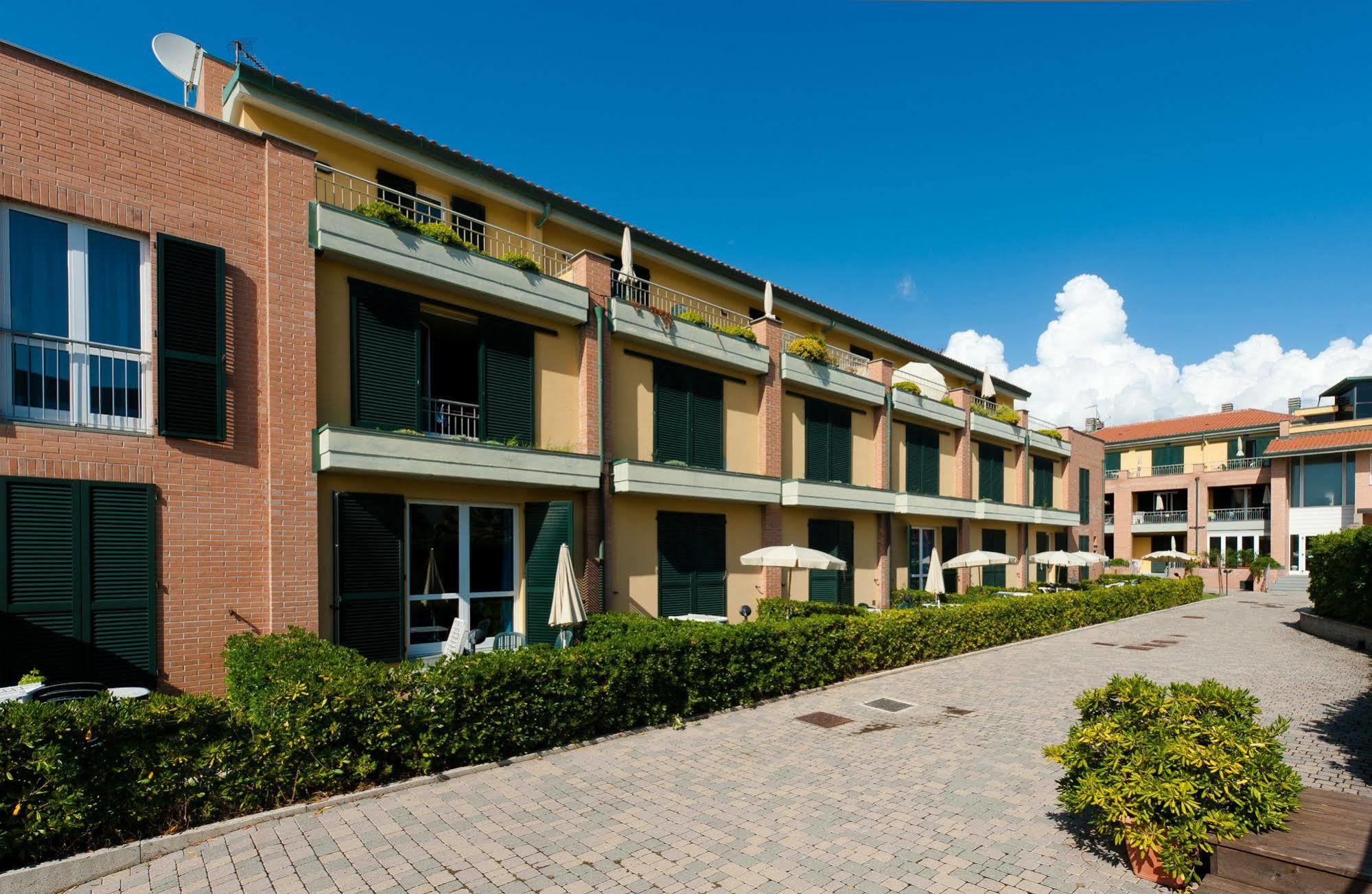 טירניה Continental Resort מראה חיצוני תמונה